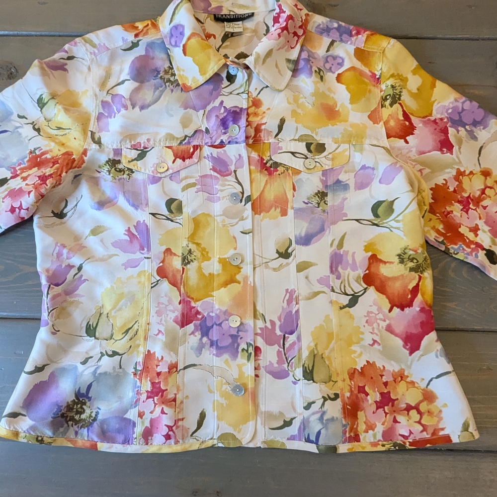 Vintage 100% Silk Floral Blouse | Button Front | Romantic Cottagecore | L
Descri